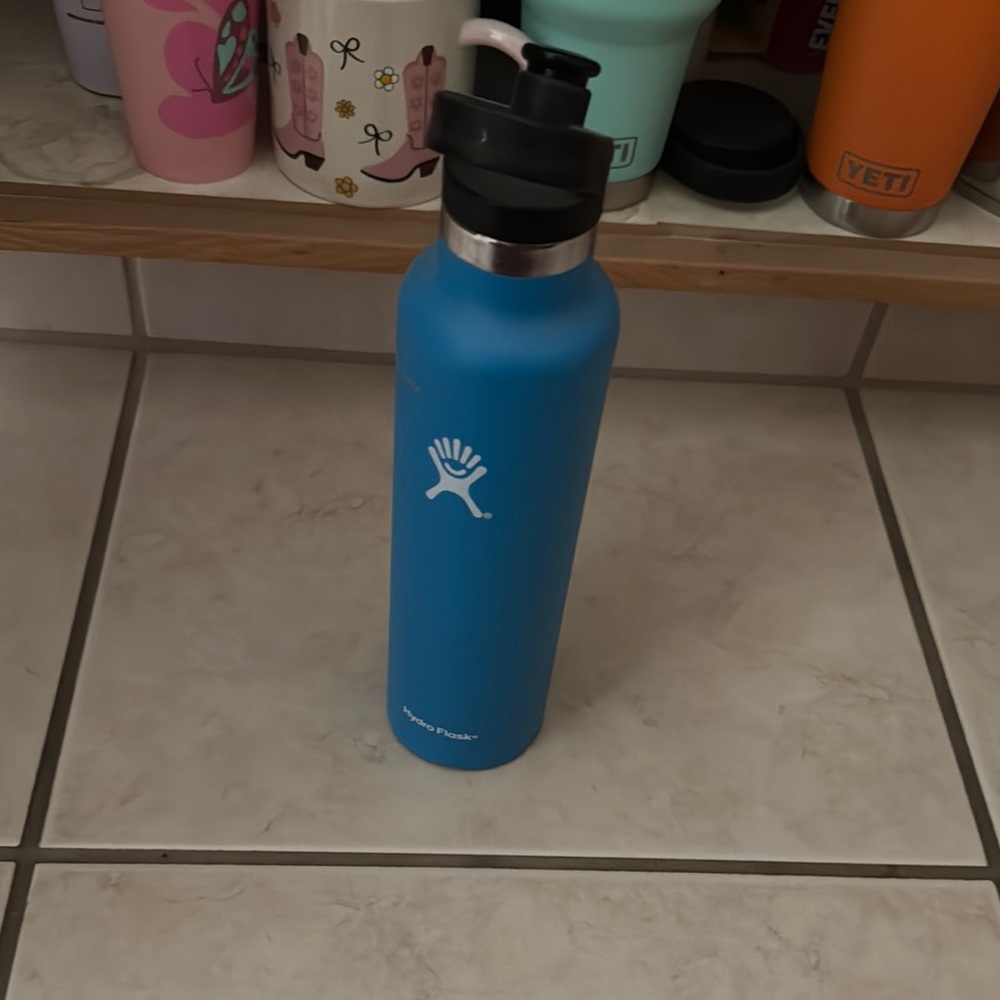 Hydro Flask Sky Blue Bottle with Black Lid